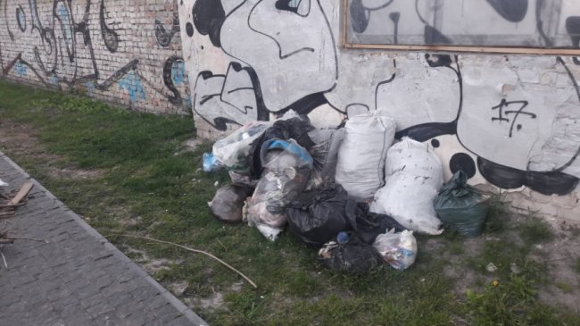 У «Старому місті» люди наскладали цілу гору сміття. ФОТО