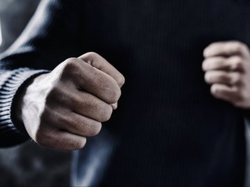 У Ковелі біля школи 45-річний чоловік побив неповнолітнього юнака