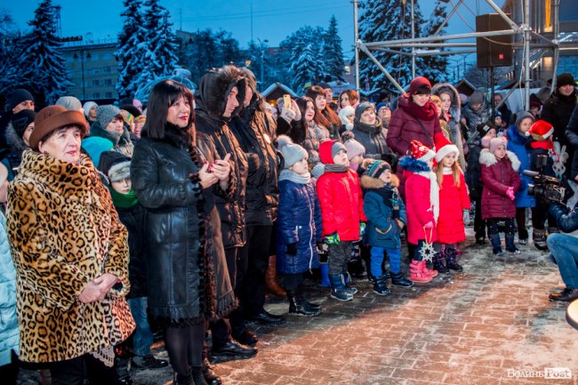 У Луцьку урочисто засвітили головну ялинку міста. ФОТО