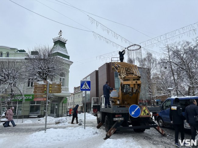У Луцьку розпочали монтаж святкової ілюмінації