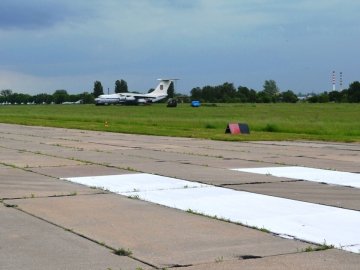 Гунчик попросив у Гройсмана гроші на військовий аеродром у Луцьку