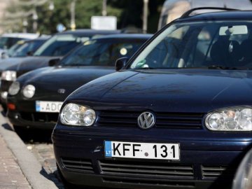 Зеленський хоче дати власникам «євроблях» більше часу на розмитнення автівок