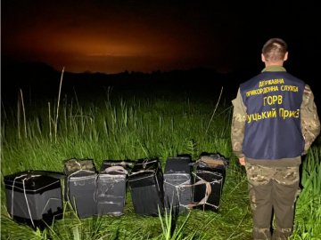Луцькі прикордонники знайшли біля польського кордону чимало покинутих невідомими цигарок. ВІДЕО