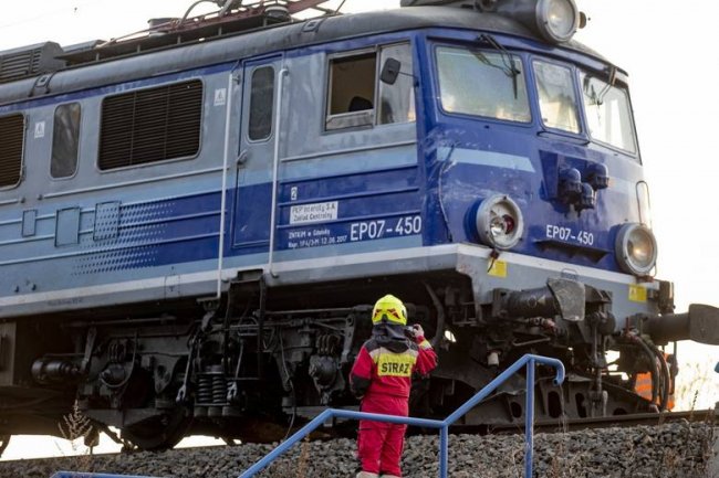 Загинули лікарі: у Польщі потяг збив «швидку». ВІДЕО