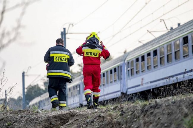 Загинули лікарі: у Польщі потяг збив «швидку». ВІДЕО