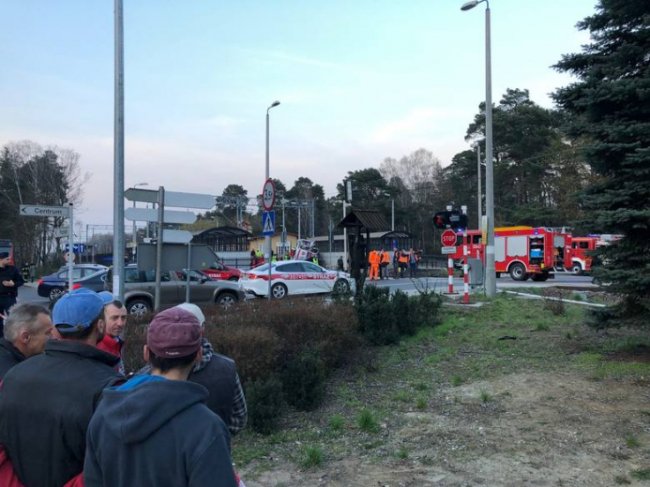 Загинули лікарі: у Польщі потяг збив «швидку». ВІДЕО