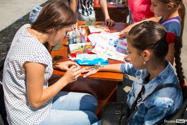 У центрі Луцька діти «стріляли» зі зброї та кермували поліцейськими авто. ФОТО