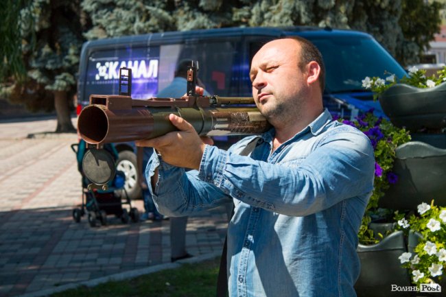 У центрі Луцька діти «стріляли» зі зброї та кермували поліцейськими авто. ФОТО