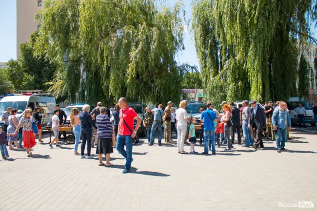У центрі Луцька діти «стріляли» зі зброї та кермували поліцейськими авто. ФОТО
