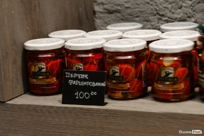 Час небанальних і красивих подарунків: де у Луцьку купити набори із корисних смаколиків*