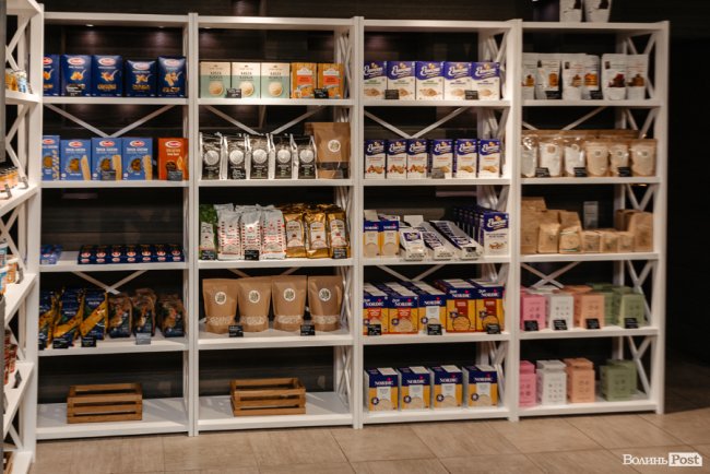 Час небанальних і красивих подарунків: де у Луцьку купити набори із корисних смаколиків*