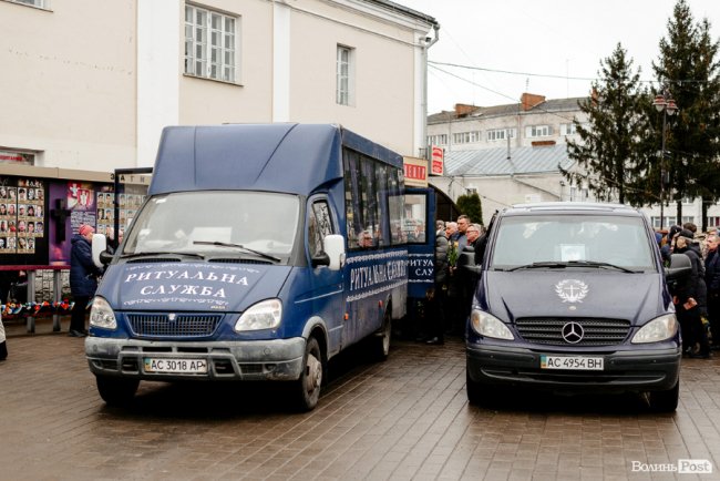 «Їх ми з честю поховаємо, а завтра підемо в бій»: Луцьк попрощався з воїнами Павлом Хомиком та Віктором Коханюком