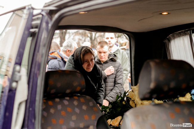 «Їх ми з честю поховаємо, а завтра підемо в бій»: Луцьк попрощався з воїнами Павлом Хомиком та Віктором Коханюком