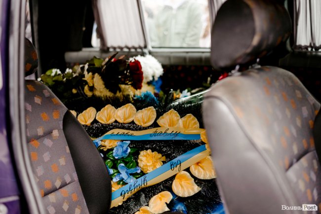 «Їх ми з честю поховаємо, а завтра підемо в бій»: Луцьк попрощався з воїнами Павлом Хомиком та Віктором Коханюком