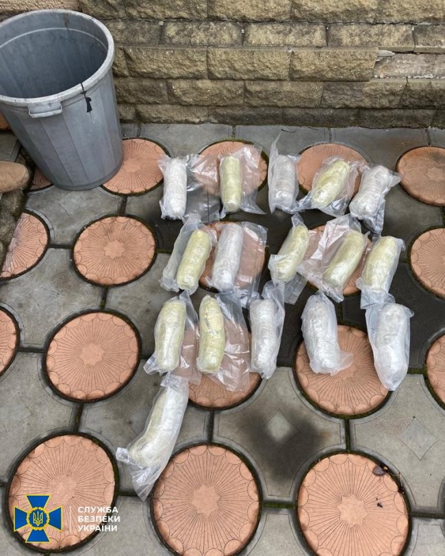 На Луганщині викрили нарколабораторію, де вирощували та обробляли елітні сорти марихуани