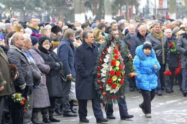 Фото прощання з міським головою Луцька Миколою Романюком