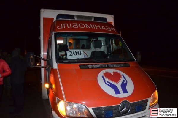 На Волині загиблого бійця зустріли на колінах