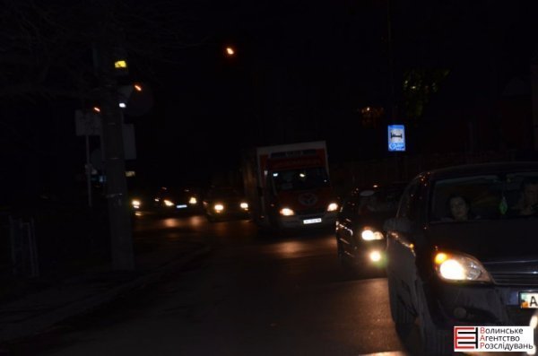 На Волині загиблого бійця зустріли на колінах