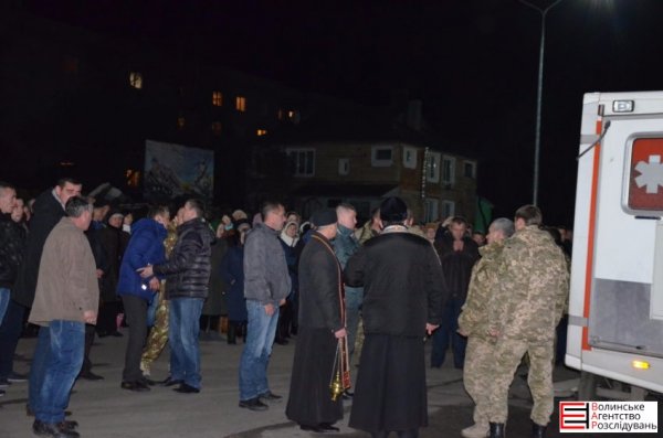На Волині загиблого бійця зустріли на колінах