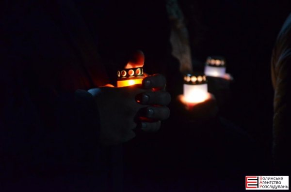 На Волині загиблого бійця зустріли на колінах