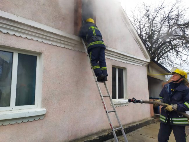 У селищі на Волині вогнеборці гасили пожежу у житловому будинку. ФОТО
