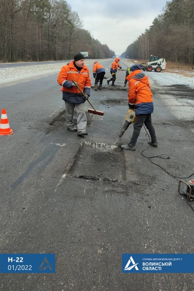 Волинські дорожники взялися латати ями. ФОТО