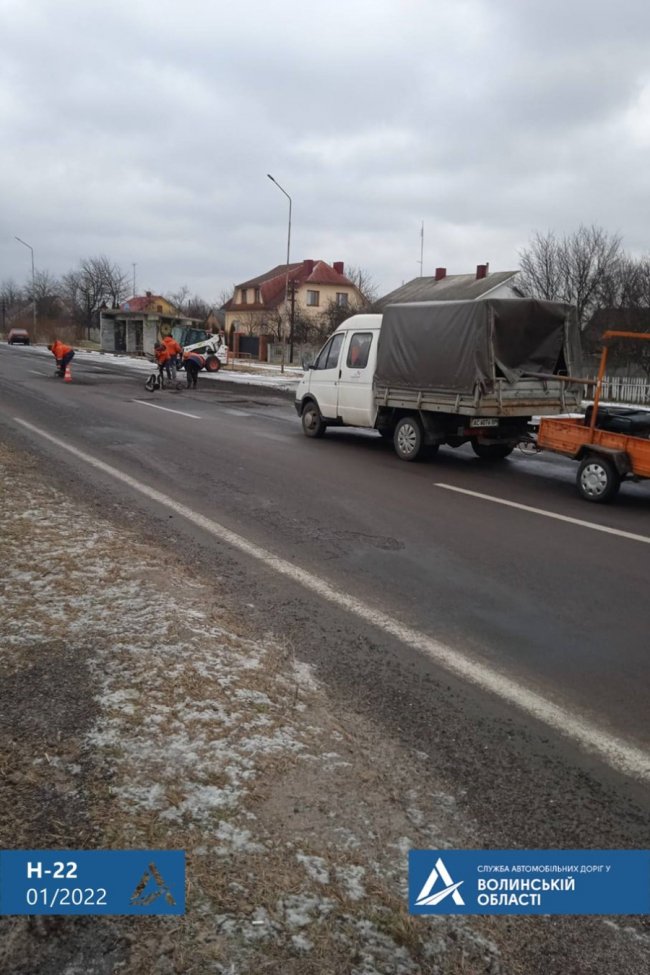 Волинські дорожники взялися латати ями. ФОТО