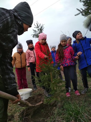 На Волині маленькі прихожани озеленили подвір'я церкви. ФОТО