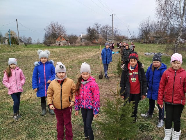 На Волині маленькі прихожани озеленили подвір'я церкви. ФОТО