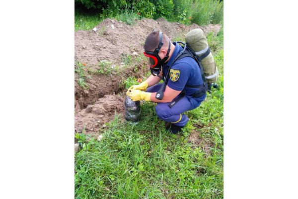 У Луцьку посеред вулиці невідомі викинули ртутні термометри. ФОТО