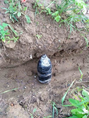 У Луцьку посеред вулиці невідомі викинули ртутні термометри. ФОТО