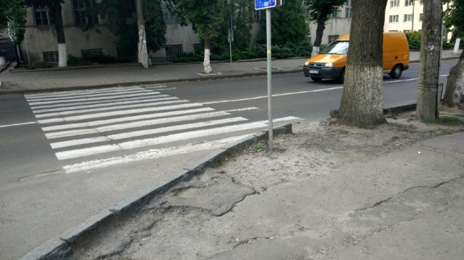 У Луцьку просять відремонтувати тротуар у центрі міста