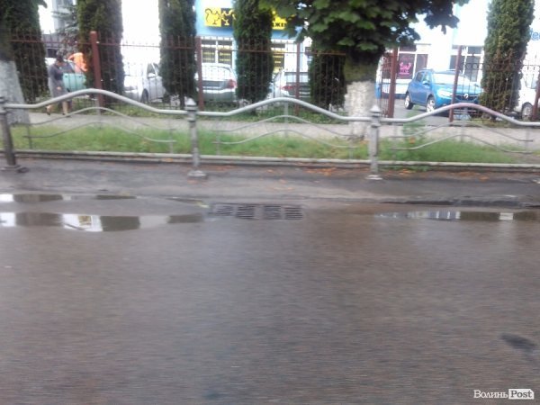 Сьогодні дощовий Луцьк. ФОТОРЕПОРТАЖ