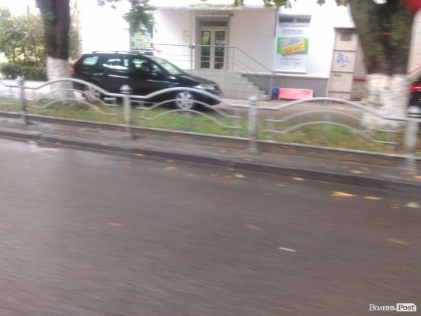 Сьогодні дощовий Луцьк. ФОТОРЕПОРТАЖ