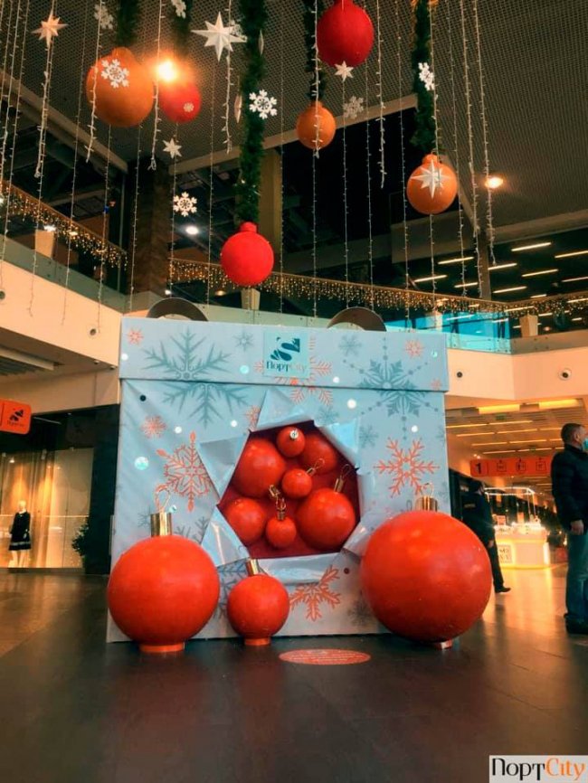 У ТРЦ «ПортCity» встановили 15 святкових фотозон. ФОТО*