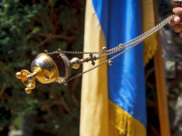 Мирні протести під вікнами батюшки: громада села на Волині два роки конфліктує з їх колишнім священником.ВІДЕО