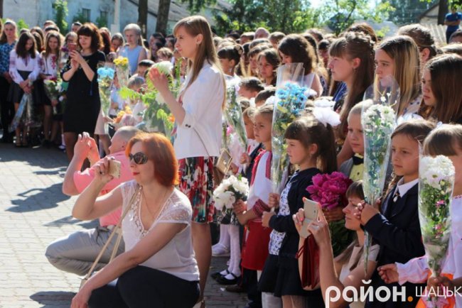 Волинські випускники зворушливо подякували вчительці