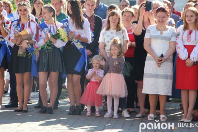 Волинські випускники зворушливо подякували вчительці