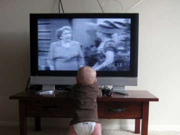 У Чернівцях на маленьку дитину впав телевізор