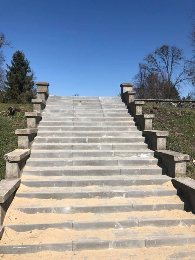 Показали, як у центральному парку Луцька ремонтують сходи до пляжу. ФОТО