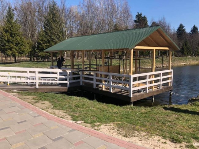 Показали, як у центральному парку Луцька ремонтують сходи до пляжу. ФОТО