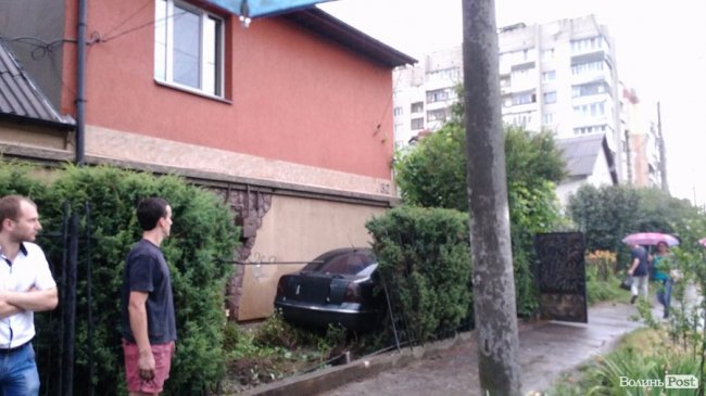Аварія в Луцьку: авто протаранило паркан і залетіло на подвір'я будинку