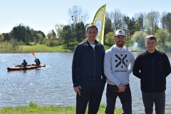 В’ячеслав Разумовський, керівник волинського Центра патріотичного виховання Богдан Бальбуза і Микола Господарик під час Дня відкритої води у с. Гаразджа (травень 2021 р.)