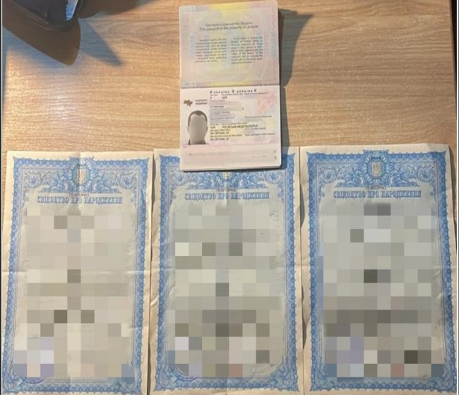 З України намагалися виїхати батько та син, які вдавали з себе багатодітних татусів