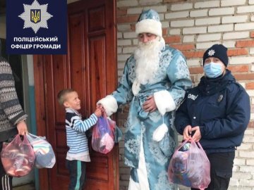 На Волині поліцейський одягає костюм святого Миколая і вітає малечу зі святами. ФОТО