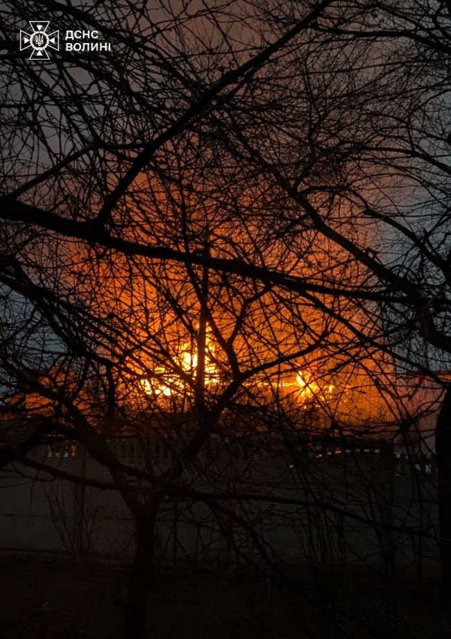 Біля Луцька небайдужа сусідка врятувала кілька сімей, які спали в палаючому будинку. ФОТО