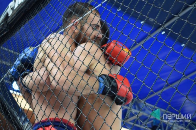 Тестостерон та точні удари: у замку Любарта стартував бійцівський турнір