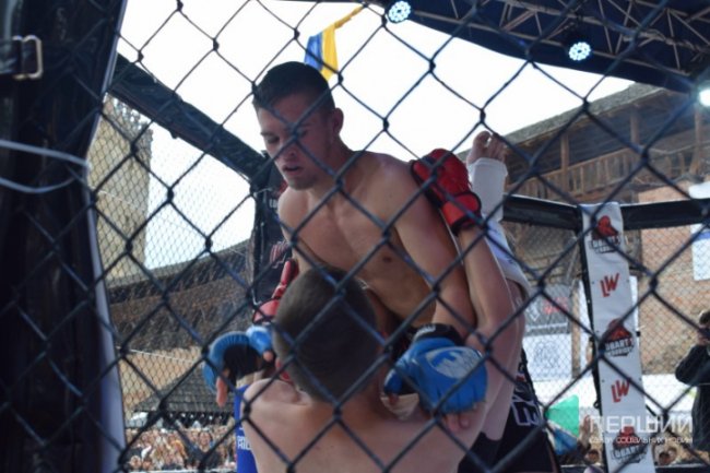 Тестостерон та точні удари: у замку Любарта стартував бійцівський турнір