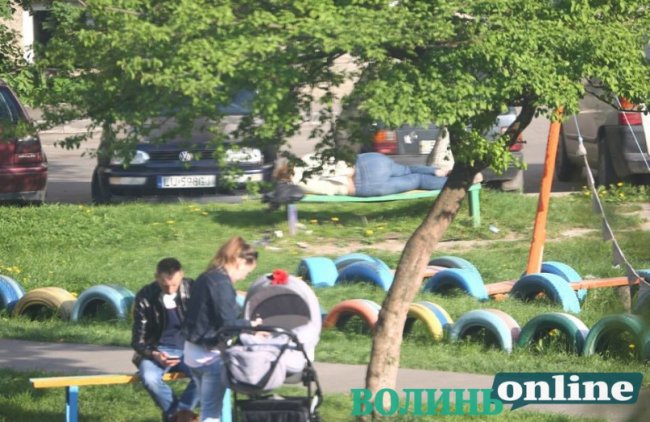 У Луцьку п’яна жінка спала на дитячому майданчику. ФОТО