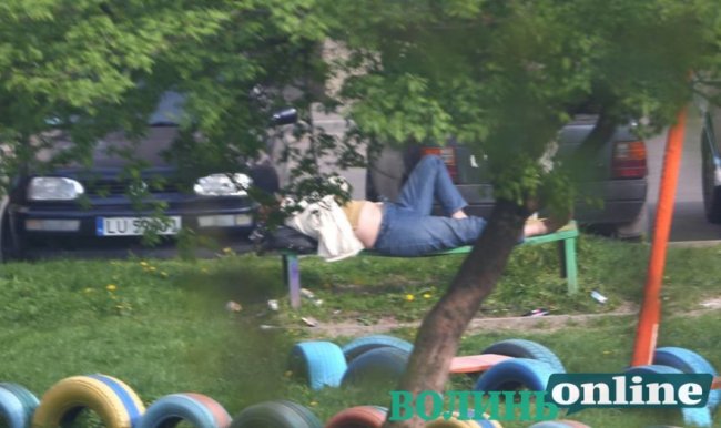 У Луцьку п’яна жінка спала на дитячому майданчику. ФОТО